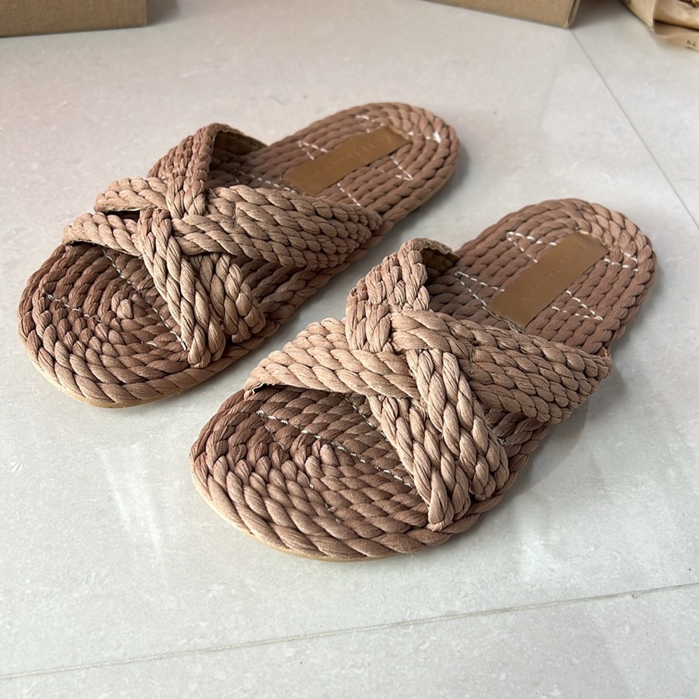 Salt+Umber Saraya Sierra Natural Rope Flat $128 available currently on the site